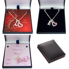 Halskette Mit Buchstabe Anhänger Und Schönes Herz, Optional Geschenkkarton Karte