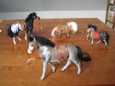 4 größere Spielzeug - Pferde