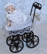 Puppenwagen für Puppenstube Metall & Korb mit Porzellanbaby