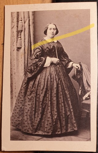 Stehende frau reifrock - frau, im