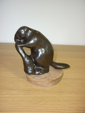 Massive Nussbaum Figur
