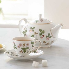 Wedgwood wild strawberry bone - strawberry,