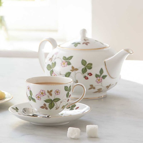 Wedgwood wild strawberry bone - strawberry,