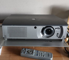 Sanyo PLV-Z1 Multimedia-Projektor + Fernbedienung