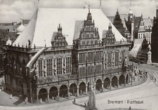 2057. s/w-AK. BREMEN. Rathaus, Bremer Flagge, belebt, gelaufen.
