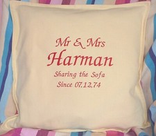 Geschenk Hochzeitstag Herr & Frau Sharing Sofa personalisiert bestickt Kissen