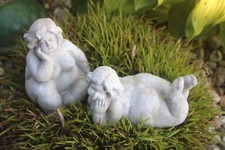 Dame Edita, sitzend oder