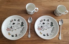 Arabia Finland, 2 Moomin-Kindergeschirr-Sets "Happy Family", Sammlerstücke 1999