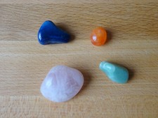 4 verschiedene Edelsteine, Heilsteine, geschliffen und poliert (Rosenquarz)