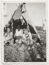 100/651 FOTO  ALTE ZEITEN  INDIANER ZELT LEDERHOSE KINDER COOLE TYPEN