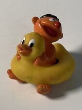 Figur Ernie im Schwimmreifen