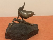 Bronze Vogel  Auf Schwarzen