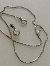 1970er Weißgoldkette 333 mit einem gr. (weißen) Saphir