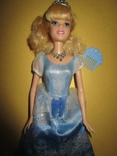 B1390) DISNEY BARBIE PRINCESS AURORA SLEEPY BEAUTY MATTEL KRONE+ROCK+SCHUHE+KAMM