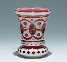 Biedermeier Überfangglasbecher mit Blütenbukets - Böhmen Mitte 19. Jh.