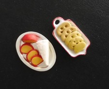 Puppenhaus Miniaturen 1:12 2x KÄSEPLATTE auf Porzellanschale und Metallplatte
