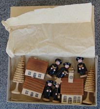 DREGENO - KURRENDE SINGENDE MIT DORF & BÄUMEN, STERNSINGER, ERZGEBIRGE MIT OVP