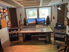 Zwei 27“ Apple Thunderbolt-Cinema-Displays mit leistungsstarkem Lift