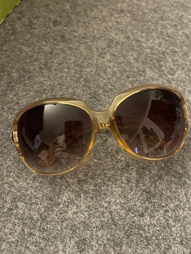 Sonnenbrille mit braunem