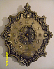 Zinn-Wanduhr im Barockstil, mit römischen Ziffern (Maße: ca. 23 x 29 cm)