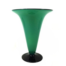 Opakgrüne trichterförmige