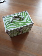 Kassette Schmuck Kosmetik Weiß Hellgrün Camouflage Wie Neu Ohne Innenfächer