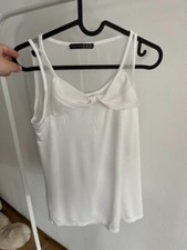 Zartes Top mit einer Schleife