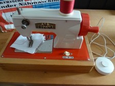 alte  Kindernähmaschine " Regina" Blechspielzeug -Batterie- funktioniert