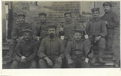 Soldaten mit weinflaschen - soldaten,