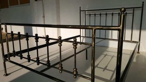 Altmodisches doppel metallbett - altmodisches,