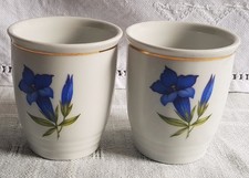 2 Becher Lilien Porzellan/Österreich, Relief, Enzian Inglasurdekor mit Goldrand