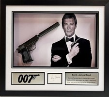 Roger Moore signierte 007