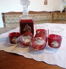 Likörkaraffe mit 5 Gläsern, Mit Goldenem Pferdekopf auf weinroten Kunstleder