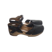 El Naturalista, Clogs