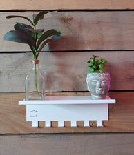 Leichtes Regal mit hängenden