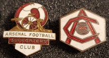 Arsenal London 2 alte Fußball Knopflöcher Anstecknadel Abzeichen Gunners 