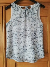 feine Bluse, ärmellos, weiß mit grün/gelb gemustert, gefüttert, Gr. 34, H&M