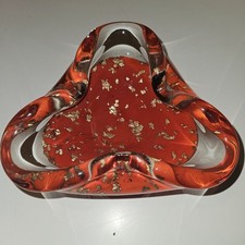 Aschenbecher aus Muranoglas, der in der Farbe Rot mit Goldeinschlüssen
