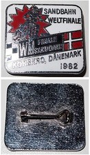 Emailliert. Broschen-Anstecker Motorrad Sandbahn WM Finale Korskro Dänemark 1982
