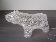 Beleuchteter Acryl Eisbär mit LED Lichterkette - 22 x 38 cm - und Schneegirlande