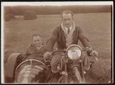 Fotografie Motorrad mit Seitenwagen, Männer während einer Ausfahrt mit Gespann 