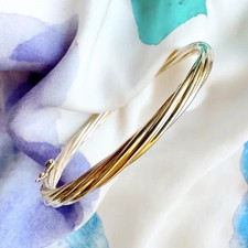 Klassischer gedrehter Armreif aus Nachlass in 10 K Gelbgold über Damenarmband...