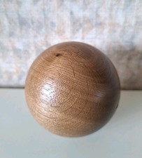 Gedrechselte Holzkugel aus