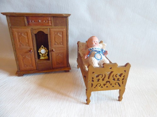 Puppenbett und schrank aus - und,