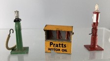 DINKY TOYS #49e PRATTS MOTORÖLSCHRANK MIT 2 BENZINPUMPEN