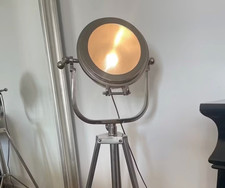 Maritime Tripod Stehlampe – Nautischer Strahler auf Stativ | Stil wie Eichholtz