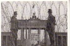 Postkarte :  BERLIN -  Brandenburger Tor mit Grenzer und Stacheldraht 1961