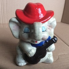 Keramik Spardose Elefant Bimbo mit Hut und Gitarre Gummi Verschluss fehlt ***