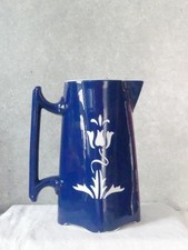 Krug Kanne Opaque de Sarreguemines blau Hohlrelief Jugendstil signiert 1898