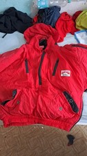 Das ist eine vintage rote Marlboro Adventure Team Windbreaker Jacke aus den 90er